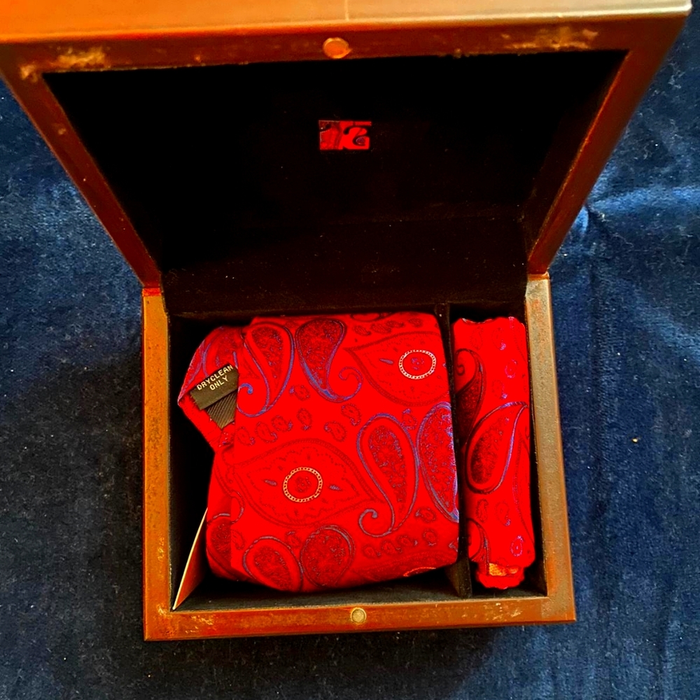 Men's tie and pocket square gift set
